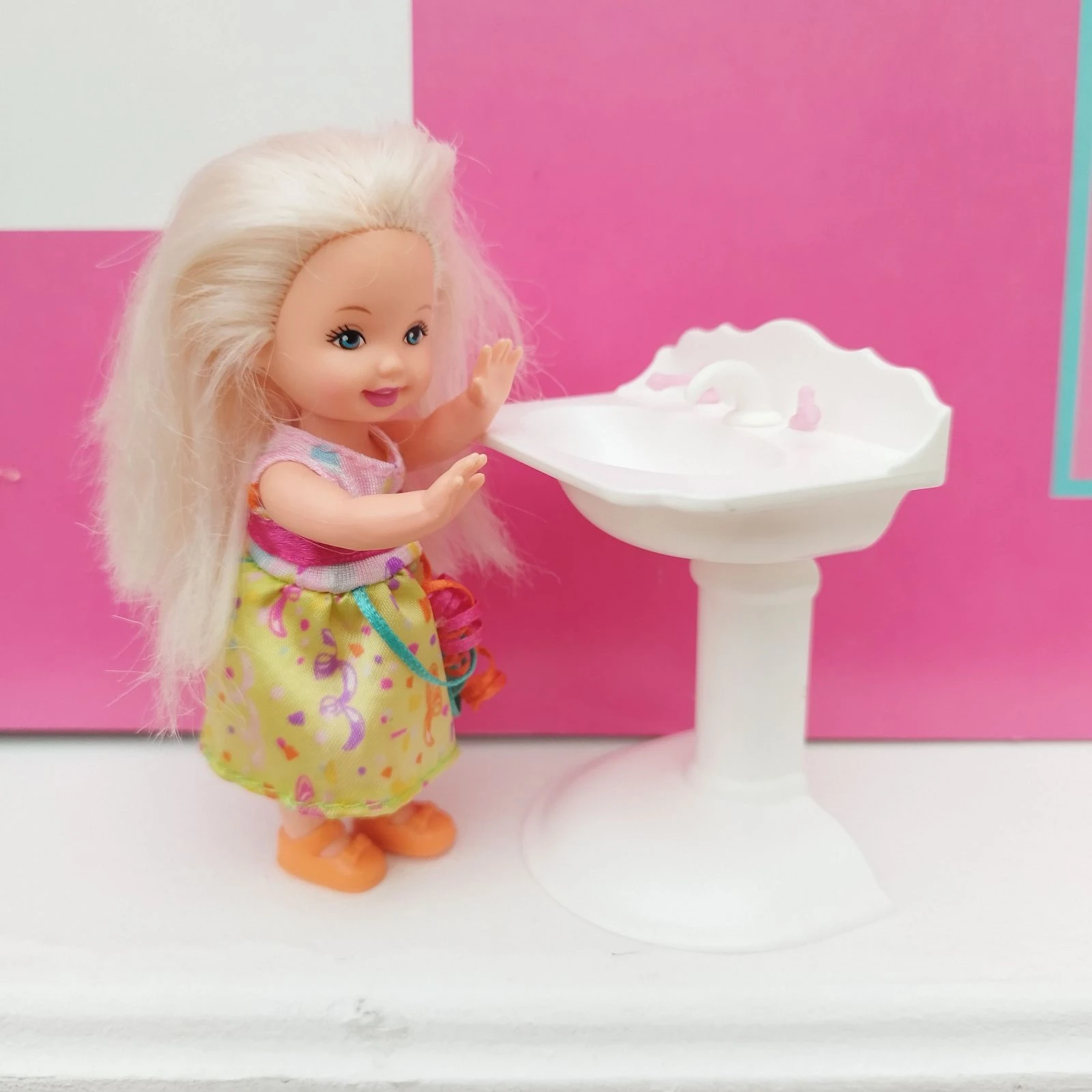 Poupée Kelly/ Shelly et lavabo de Mattel